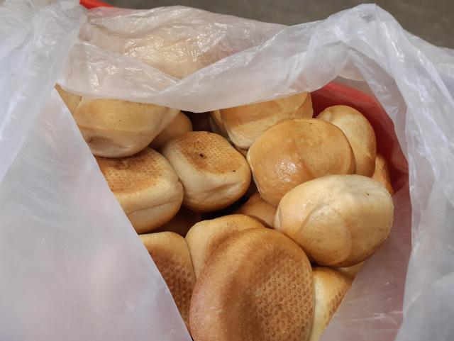 Eine Kiste voller Doppelbrötchen.