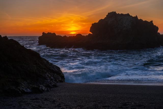 The sun sets behind rocks in the sea. [Fuji X-T5 / Sigma 17-40 1.8]