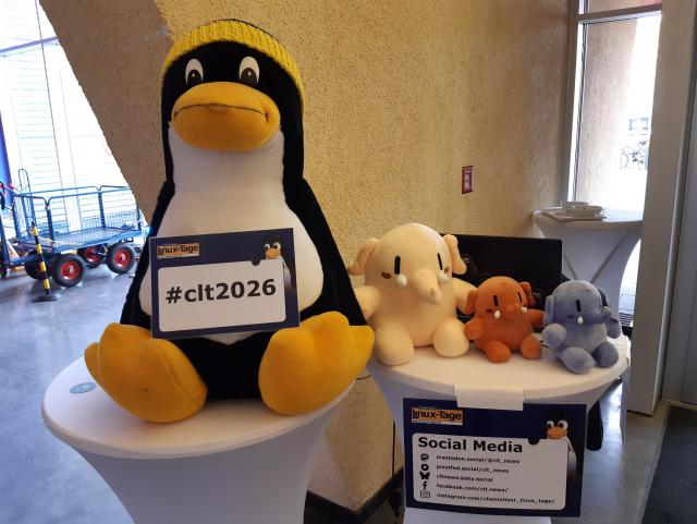 Ein großer Plüschtux mit drei Plüschmastodons, die auf den Chemnitzer Linux-Tagen 2026 schon zusammensitzen.