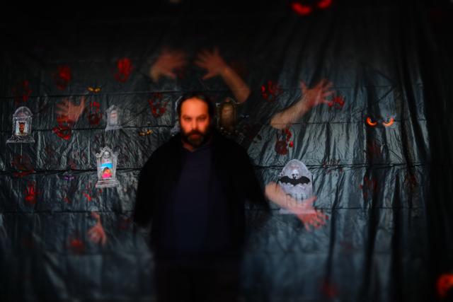 Une photo de moi qui bouge les bras en me demandant combien de tag je peux mettre dans pixelfed