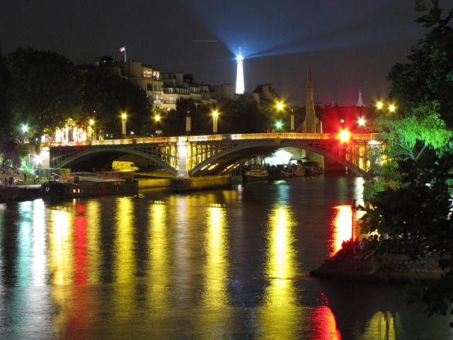 Reflet des lumières de la ville sur l'eau la nuit, ça ressemble à un codebarre