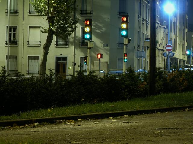 Un feu tricolore avec les trois couleurs allumé en même temps