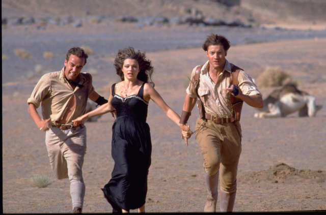 John Hannah, Rachel Weisz and Brendan Fraser running through the desert
