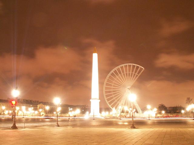 Paris la nuit, la concorde dans la lumière cramé