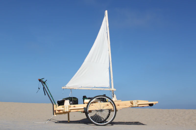 The handcart, equipped with a sail. Photo by Kris De Decker. 