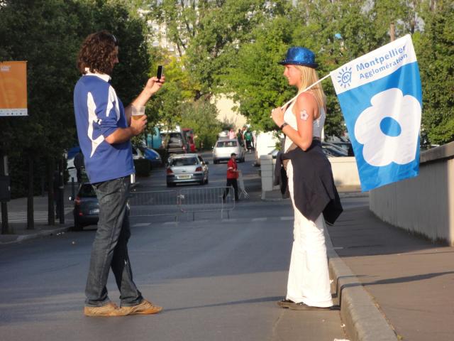 Deux supporter, un prend en photo l'autre, il porte les couleur de leur club