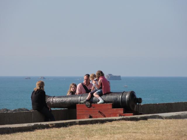 Une petite famille sur un canon sur les remparts de saint malo