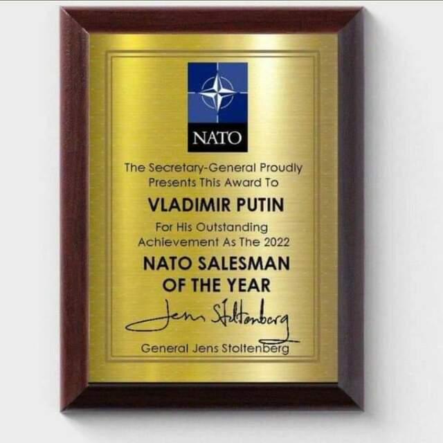 A golden plaque. At the top the Nato logo. Below: "The Secretary-General proudly presents this award to Vladimir Putin for his outstanding achievement as the 2022 Nato Salesman of the Year", signed Jens Stoltenberg