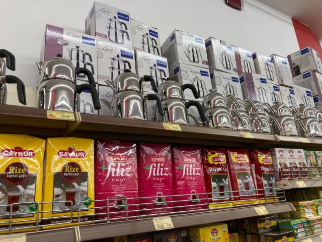 2 shelves: çaykurs on top, teas below 