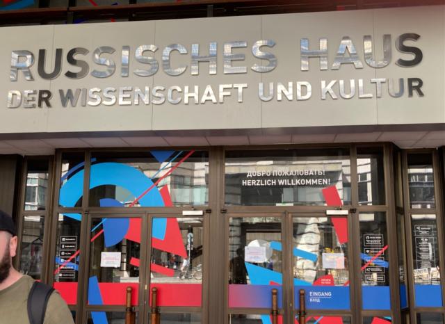 Façade with sign: RUSSISCHES HAUS DER WISSENSCHAFT UND KULTUR