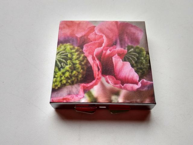 The back side of the box. Two pink Papaver somniferum flowers.