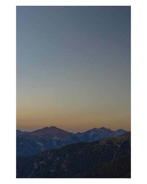 EN: The picture shows a mountain landscape during the first moments of sunrise.

DE: Das Bild zeigt eine Berglandschaft während der ersten Momente des Sonnenaufgangs.