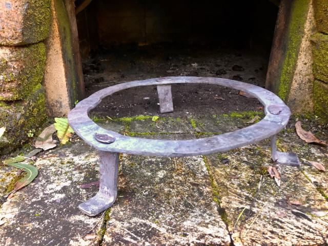 A steel ring with three short legs ending in 90° feet facing outwards. 