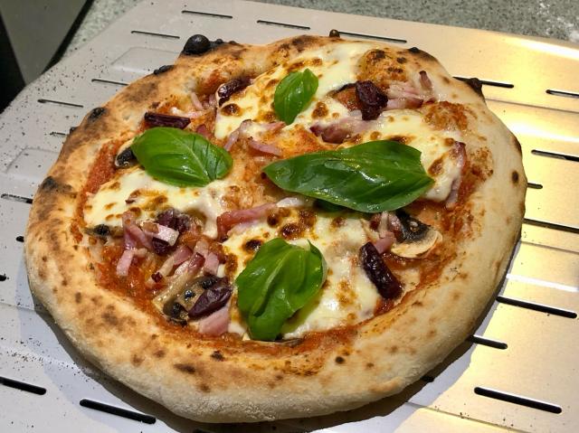10” pizza with puffy crust. Topped with bacon, mushroom, olives, salami and mozzella and finished with fresh basil leaves. 