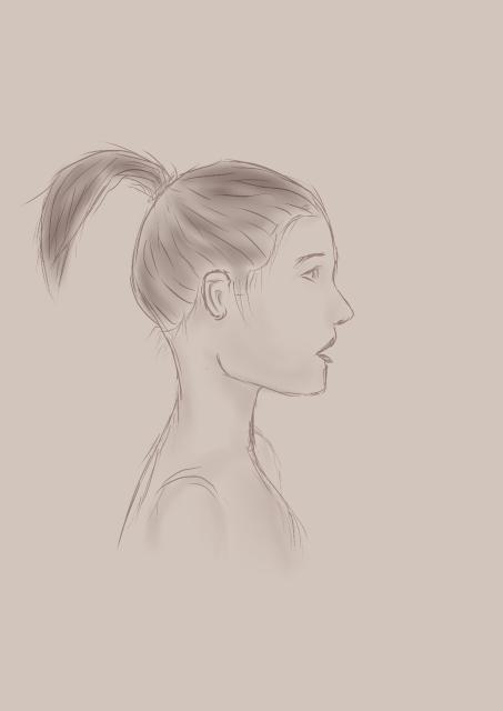 Feminine Person von der Seite mit langem zu einem Zopf zusammengefassten Haar