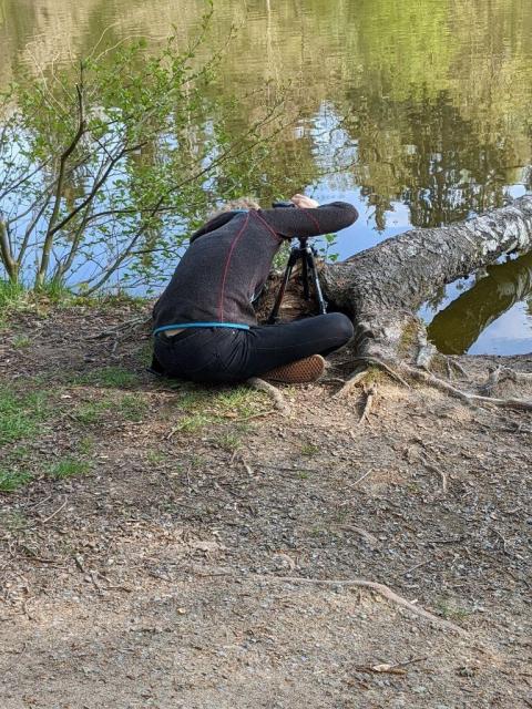 Ich beim Fotografieren des heutigen Bildes. Ich size im Schneidersitz hinter einem Stativ.