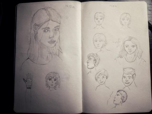 Zwei Seiten eines Skizzenbuchs. Darauf zu sehen sind verschiedene Zeichnungen von Gesichtern in verschiedenen Positionen und Stilen. Außerdem eine Hand.