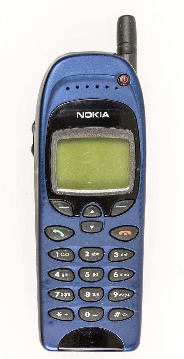 Frontansicht des Nokia 6150 mit blauem Cover