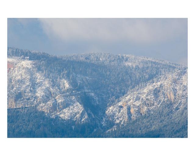 EN: The picture shows a partially forested, snow-covered steep face in the Northern Alps. The blue sky is partly cloudy.

DE: Das Bild zeigt eine teilweise bewaldete, schneebedeckte Steilwand in den Nordalpen. Der blaue Himmel ist teilweise bewölkt.