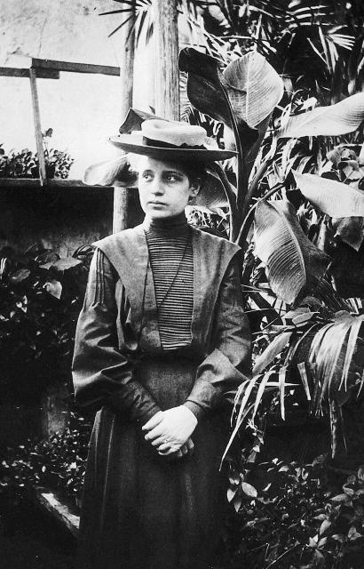 Lise Meitner around 1906 in Vienna. Photographer unknown. Public domain.