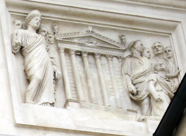 Restored relief at the Villa Medici, Roma. (Controfacciata di villa medici, rilievi romani) Sailko, CC BY 3.0, via Wikimedia Commons.