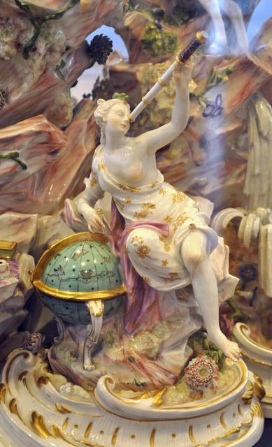 The Muse Urania in Kändler's collection "Apollo and the Muses of Parnassus," Meissen, ~1750, Museum für Angewandte Kunst Frankfurt am Main.
