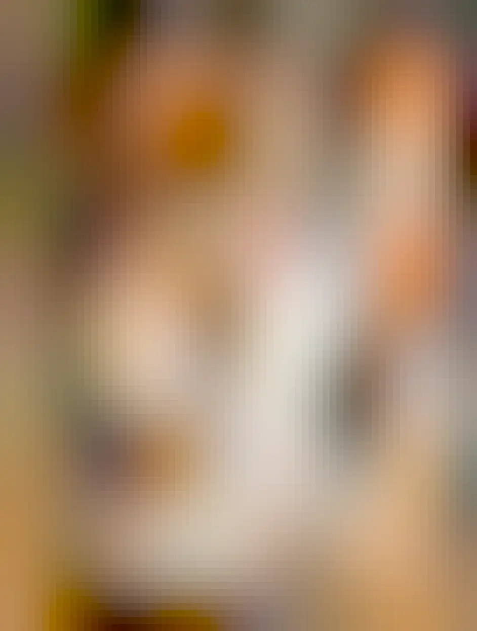 ディスプレイのまんまえに陣取り、横をむいて座り目をつぶる三毛猫